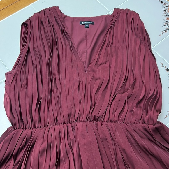 Express Pleated Dress with Capped Sleeves Dress Size Large - Picture 3 of 7